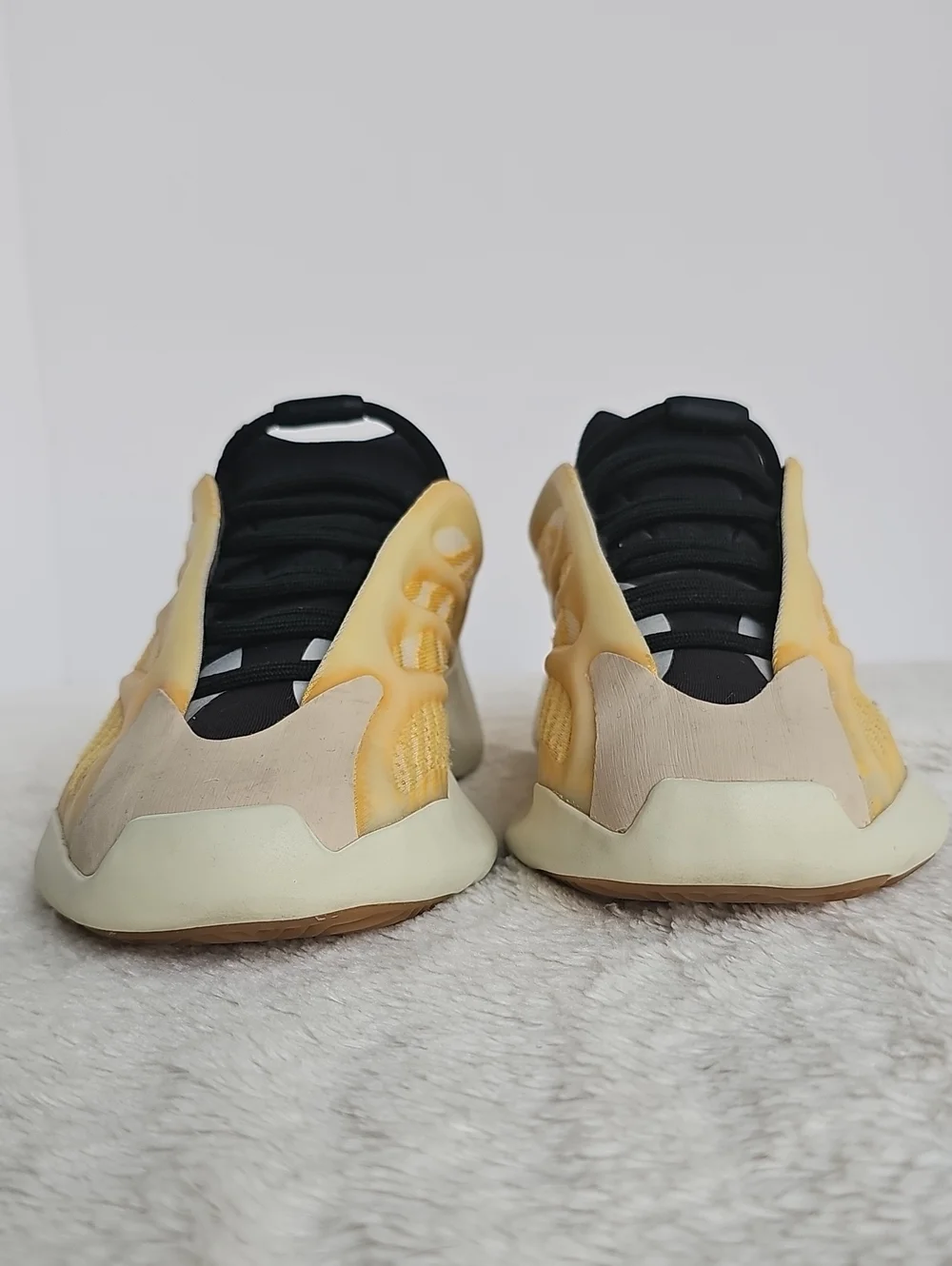 ​adidas Yeezy 700 V3 Mono Safflower HP5425 Men Size 6 Women 7